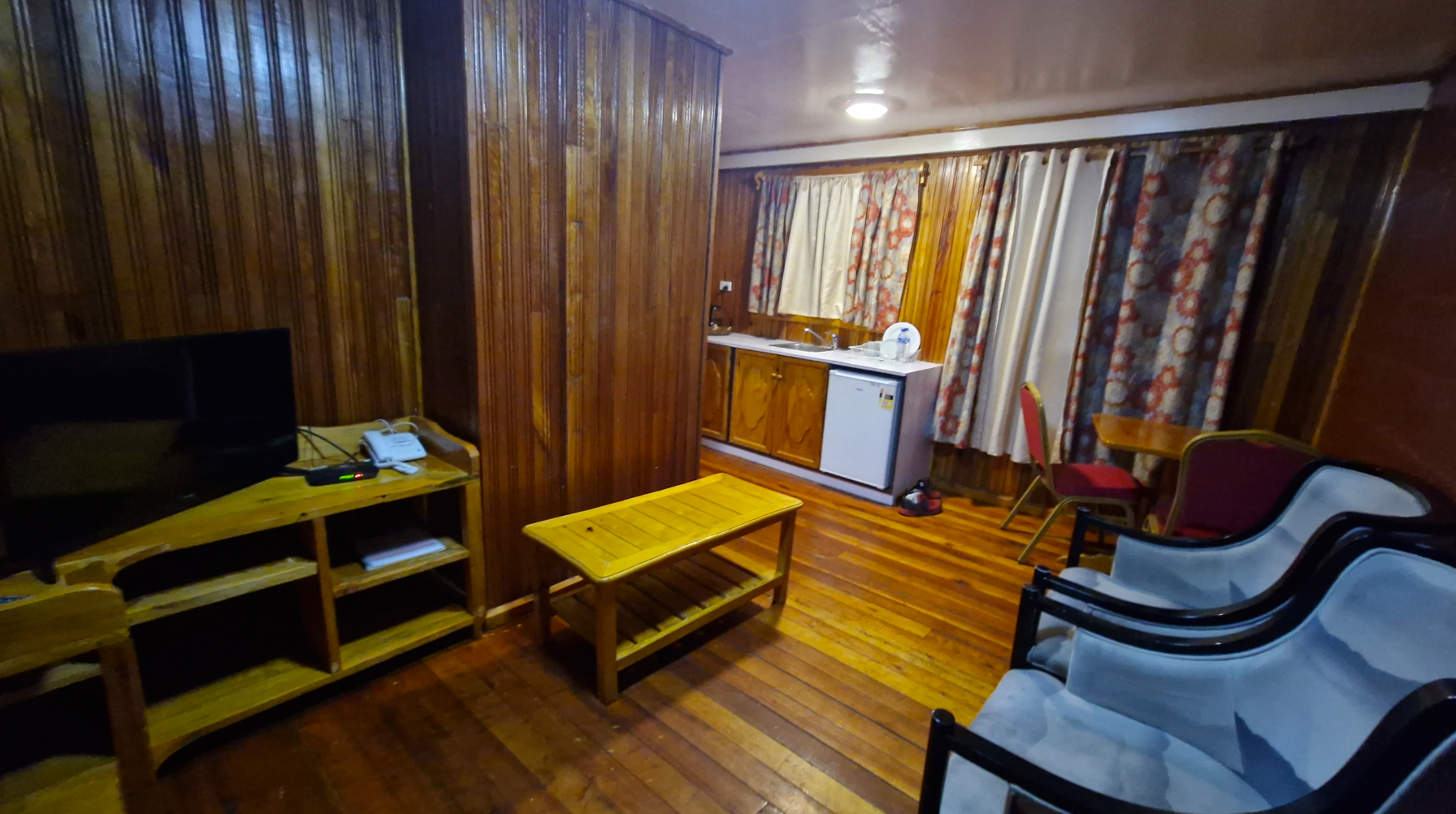 executive-living-room-kitchen